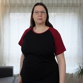 Woman in a black T-shirt with red raglan sleeves